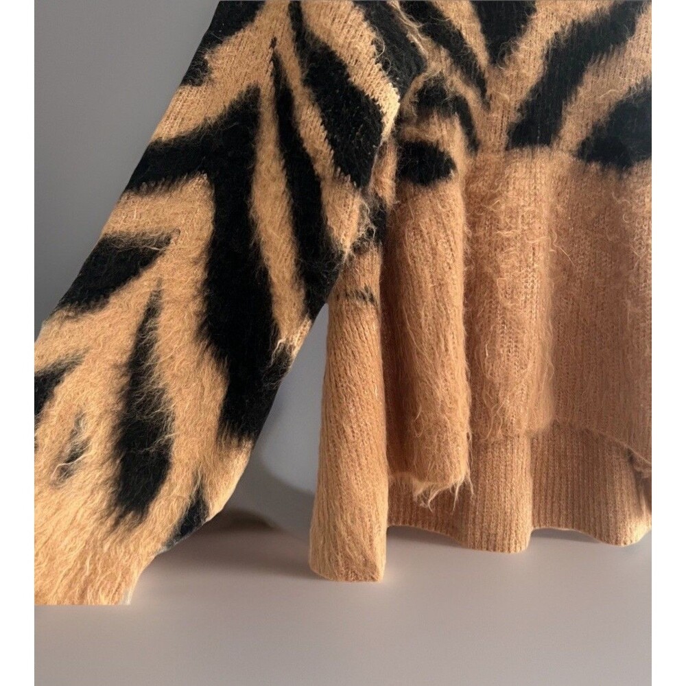 POL Zebra Stripe Fuzzy V Neck Chunky Oversized Sweater Women's Size Large - Picture 11 of 11
